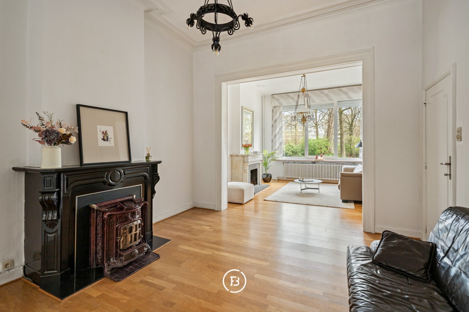 Authentic city house with frontal view of the South Park. - photo 2