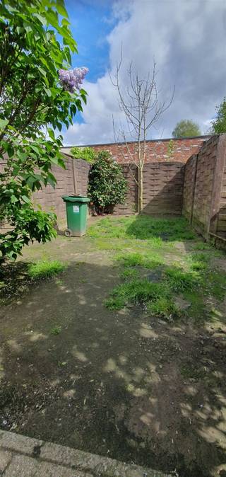 Deze ideale starterswoning heeft alvast drie grote troeven: GEEN renovatieplicht, de zij- ingang en mogelijkheid tot het huren van een GARAGE...