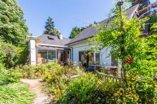 TOPLIGGINGEen te renoveren villa met oa. 4 slaapkamers, een living van 60m², badkamer + douchekamer, garage en zuid-tuin op een perceel 19a 28ca...