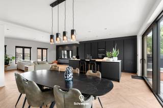 We vinden deze instapklare én energiezuinige gezinswoning (206 m²) met zwembad terug op een centrale ligging te Zonhoven. Bekijk het volledige verkoopdossier op www.schraepenvastgoed.be. Naast alle informatie uit deze advertentie vindt u hier ook de professionele video, grondplannen, attesten, keuringen en andere nuttige documenten over deze eigendom.