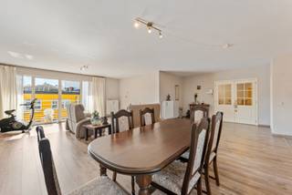 In de stijlvolle Residentie Althea, op de 2de verdieping, bevindt zich dit instapklare en ruime appartement van 130m² met terras. Directe omgeving...