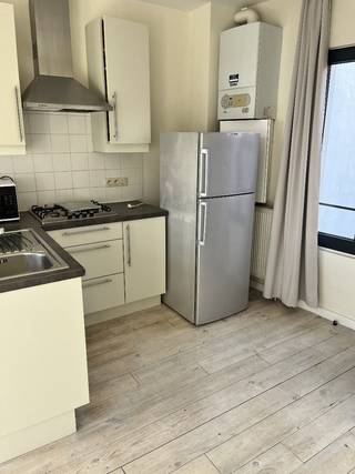 Gezellig wonen in het bruisende hart van Antwerpen én toch zeer rustig ?<br />Dit kan in deze duplex die volledig gerenoveerd is in 2023. Hier woon je centraal, maar toch in een zeer rustige straat. Op wandelafstand van de Groenplaats, Grote Markt, Scheldekaaien, winkels en gezellige Horeca. Openbaar vervoer vlakbij. Alles ligt letterlijk om de hoek.<br />Hoge plafonds, houten vloeren, ramen in de voor – en achtergevel geven je een ruimtelijk gevoel waarin je heerlijk thuiskomt.<br />Je komt binnen in de gezellige leefruimte, de open keuken is uitgerust met gasfornuis, dampkap, oventje, grote ijskast en diepvries. Eet - en zithoek lopen naadloos in elkaar over tot één sfeervol geheel. Op de bovenste verdieping is er één slaapkamer met plaats voor een dubbel bed, kast en lage kasten met een adembenemend uitzicht op de kathedraal !<br />Ruime badkamer met douche, wc, lavabomeubel en plaats voor wasmachine. Gordijnen en verlichting aanwezig. <br /><br />Maandelijkse kost 40 euro <br />Eventueel gemeubeld