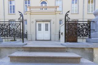 Dit charmante appartement bevindt zich op de tweede verdieping van een prachtig gerestaureerd abdijgebouw (voorzien van een lift), gelegen in het hart van Bornem. De unieke combinatie van historische allure en hedendaags comfort maakt dit pand bijzonder aantrekkelijk.<br />Het appartement beschikt over een lichte en gezellige woonkamer met open keuken. De slaapkamer sluit rechtstreeks aan op de badkamer, wat zorgt voor extra comfort en een praktische indeling. Daarnaast biedt de mezzanine extra ruimte die perfect kan dienen als bureau, leeshoek of bergruimte.<br />Buiten geniet je van een aangenaam terras, een heerlijke plek om tot rust te komen. Het appartement maakt deel uit van een ommuurd park van maar liefst 2.500 m², een zeldzame oase van groen en stilte midden in het centrum.<br />Een unieke woonkans voor wie op zoek is naar karakter, rust en een centrale ligging.<br />Huurprijs: 990 EUR + 60 EUR vaste kosten<br />Referentie: 5621