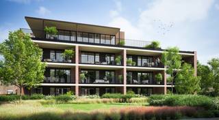 <div><span><strong>Op zoek naar charme, karakter en comfort? Welkom in d'Oude Suikerfabriek!</strong></span><br /><br />Aankoop aan 6% btw mogelijk!<br /><br />Dit prachtige nieuwbouwproject situeert zich op de plaats waar in de <strong>19e eeuw</strong> een succesvolle suikerfabriek stond. Het toenmalige <strong>directiegebouw </strong>ademt tot op de dag van vandaag nog steeds pure grandeur. Dit karaktervolle gebouw blijft volledig bewaard en zal grondig worden gerenoveerd. Op die manier biedt het plaats voor 8 luxe <strong>loft-appartementen met plafonds tot 3m80</strong>. Bovenop wordt er een exclusieve nieuwbouw penthouse gebouwd.</div>
<div></div>
<div>Links van het directiegebouw bevindt zich momenteel ook een gebouw. Van dit gebouw blijft enkel de <b>karaktervolle voorgevel</b> bewaard. Enkele meters achter de oude voorgevel komt een nieuw gebouw, bestaande uit 12 appartementen met 2 slaapkamers en 1 luxe penthouse. De zone tussen de oude en de nieuwe voorgevel wordt een <b>afgesloten patio</b> met private toegang tot de appartementen.</div>
<div></div>
<div>Achter de bestaande gebouwen, midden in de <strong>nieuw aangelegde groene tuinen</strong>, komen nog 8 appartementen met 2 slaapkamers, 1 luxe penthouse en 4 industrieel getinte <strong>gezinswoningen </strong>met<strong> privé tuin, dubbele garage en kelder</strong>. <br /><br />Alle appartementen maken gebruik van een individuele <strong>warmtepomp</strong> in combinatie met <strong>vloerverwarming</strong> en een <strong>balansventilatie</strong> systeem D met warmterecuperatie. Dit resulteert al in een E-peil < E30 en het bijhorende <strong>BEN-Label</strong>. Wil je een nog lagere energiescore? De ontwikkelaar biedt iedereen de mogelijkheid om te zakken tot E20 en zelfs E10!<br /><br />Elk appartement is verplicht om een kelder en 1 of 2 parkeerplaatsen in de <strong>ruime ondergrondse parking</strong> aan te kopen.</div>
<div></div>
Benieuwd naar de mogelijkheden of gewoon een vraag? Contacteer ons via 0485 62 36 78 of per mail via nieuwbouw@living-stone.be