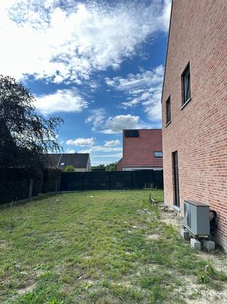 Deze alleenstaande bebouwing heeft een gunstige locatie met de E403 en E40 in de nabijheid, wat vlotte verbindingen garandeert.<br />Profiteer anderzijds van een lichtrijke woning met alle voorzieningen in de buurt.<br /><br />Gelijkvloers: inkomhal met apart gastentoilet, lichtrijke leefruimte met open keuken en een aparte berging. <br />Verdieping: nachthal met apart toilet, 3 ruime slaapkamers en badkamer met ligbad, douche en dubbel lavabomeubel. <br />Zolder te bereiken via een zolderluik. <br /><br /><strong>Troeven van de woning: </strong>
<ul>
<li>Lucht-water warmtepomp met vloerverwarming </li>
<li>Twee volwaardige bouwlagen (geen schuin dak in de slaapkamers)</li>
<li>Regenwaterput 10.000 liter (aangesloten op buitenkraantje, toiletten en wasmachine)</li>
<li>E20, zonnepanelen </li>
<li>Parky in de nachthal en slaapkamers</li>
<li>Volledig geschilderd en voorzien van verlichting</li>
</ul>
Heb je interesse in deze alleenstaande nieuwbouwwoning? Neem vrijblijvend contact met ons op voor meer informatie of een bezichtiging.