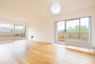 <strong>UNIEK OP DE MARKT!</strong> Prachtig appartement met 4 slaapkamers van ±120 m² met echt parket!<br /><br />U zult ongetwijfeld onder de indruk zijn van het schitterende terras van bijna 40 m² op het zuidwesten, dat langs het hele appartement loopt en het een echte penthouse-sfeer geeft.<br /><br />Het appartement ligt in Schaarbeek, op de 4e verdieping van een perfect onderhouden flatgebouw, en geniet van een strategische ligging, op een steenworp afstand van Sint-Lambrechts-Woluwe, de NAVO, de luchthaven, de hoofdwegen en alle voorzieningen.<br /><br />Het appartement is in 2005 volledig gerenoveerd en in 2026 opgeknapt, en is klaar om zijn nieuwe bewoners te verwelkomen. De ruime woonkamer van ±30 m², de grote aparte keuken die naar de woonkamer kan worden opengesteld, de 4 slaapkamers, de 2 badkamers, de wasruimte en de opbergruimtes zijn perfect geschikt voor een gezin of voor iedereen die op zoek is naar ruime kamers. Dankzij de scheidingswanden tussen verschillende slaapkamers kan de indeling eenvoudig worden aangepast aan uw behoeften.<br /><br />Elektriciteit voldoet aan de voorschriften en is stedenbouwkundig in orde.<br /><br />EPB E+, voldoet nu al aan de regionale doelstellingen voor 2033. Door de vervanging van de kozijnen zou een EPB C+ kunnen worden bereikt, wat voldoet aan de eisen voor 2048 en tegelijkertijd recht geeft op een extra korting. <br /><br />Kelder, gemeenschappelijke tuin, fietsenstalling, zonnepanelen, gascondensatieketel (2018) en waterontharder maken dit zeldzame object compleet.<br /><br />Afgesloten garagebox, niet verplicht, tegen meerprijs (30.000 €).<br /><br />
<p><strong>Indeling</strong></p>
<ul>
<li>Ruime hal met ingebouwde garderobe en beveiligde voordeur</li>
<li>Lichte woonkamer van ±30 m²</li>
<li>Grote, aparte keuken van ±10 m² met mogelijkheid om deze naar de woonkamer te openen</li>
<li>Wasruimte van ±2 m²</li>
<li>Berging van ±1 m²</li>
<li>Badkamer van ±6 m² met ligbad, dubbele wastafel en toilet</li>
<li>Doucheruimte van ±3 m²</li>
<li>4 slaapkamers:</li>
<ul>
<li>±15 m²</li>
<li>±10 m²</li>
<li>±10 m²</li>
<li>±10 m²</li>
</ul>
</ul>
<ul>
<li>Prachtig terras van bijna 40 m², op het zuidwesten gelegen en langs de hele lengte van het appartement, voor een penthouse-effect</li>
</ul>
<p><strong>Technische voorzieningen</strong></p>
<ul>
<li>Elektriciteit conform de voorschriften</li>
<li>Stedenbouwkundige situatie in orde</li>
<li>EPB <b>E+</b></li>
<li>Vervanging van de kozijnen om een <b>EPB C+</b> te bereiken</li>
<li>Gemeenschappelijke gascondensatieketel (2018)</li>
<li>Zonnepanelen voor de mede-eigendom</li>
<li>Waterontharder</li>
<li>Eigen kelder</li>
<li>Fietsenstalling</li>
<li>Afvalruimte</li>
<li>Conciërge</li>
<li>Bijzonder goed onderhouden gemeenschappelijke ruimtes</li>
<li>Garagebox niet verplicht, maar mogelijk voor € 30.000 extra</li>
<li>Gemeenschappelijke tuin</li>
</ul>
<p><u>€ 350/maand provisie voor gemeenschappelijke kosten </u>voor gemeenschappelijke ruimtes, conciërge, verwarming, warm en koud water</p>
<p><u>€ 168/maand reservefonds</u></p>