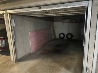 Gesloten garagebox in een afgesloten en ondergronds garagecomplex. Garagebox is onmiddellijk vrij en heeft een huurprijs van 150 Euro per maand. Afmetingen van de garagebox:B: 2,8 m H: 2 m L: 5,1 m