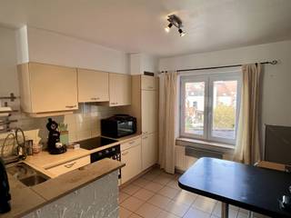 Aangenaam duplexappartement op de 2e verdieping met:Inkomhal met ingemaakte kast; afzonderlijke WC; living met open keuken ingericht met dubbele...