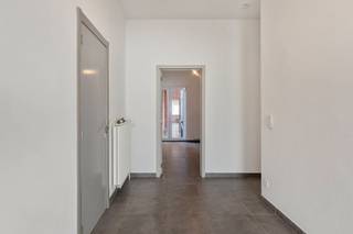 Dit appartement, gelegen pal in het centrum van de gemeente Niel, omvat een ruime inkomhal, lichtrijke leefruimte, comfortabele keuken met...