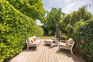 Voor meer info of om een bezoek in te plannen, neem contact op via 0168849684 of via pieter.maes@homixx.be.<br /><br />Bent u op zoek naar een ruim appartement met een tuin, vlakbij Leuven? Dan is dit triplex-appartement in Wijgmaal exact wat u zoekt! Enkele van de vele troeven:<br />- Uitstekende EPC-score (B);<br />- Gelegen op een zeer gunstige locatie in Wijgmaal op nauwelijks een kwartiertje rijden van Leuven;<br />- Een diepe tuin, toegankelijk vanuit de leefruimte via een groot schuifraam;<br />- Twee ruime slaapkamers;<br />- Asbestveilig;<br />- Gelegen in een gebouw met nauwelijks 3 appartementen (geen gemeenschappelijke kost + geen syndicus);<br />-...<br /><br />INDELING: <br />Gelijkvloers: via de inkomhal betreedt u de bureauruimte, die eveneens kan dienstdoen als speelruimte, opslag, slaapkamer, etc. Hierna heeft u toegang tot de lichtrijke leefruimte met open keuken - voorzien van alle merktoestellen - van waaruit u toegang heeft tot het terras en de tuin, ideaal om hier een barbecue te organiseren of om gewoon in alle rust te genieten van de zon. Achteraan de tuin is er nog een tuinhuis voor extra opslagruimte. <br />- Verdieping 1: ruime slaapkamer met zicht op de tuin; <br />- Verdieping 2: badkamer met toilet, bad (dat tevens kan fungeren als douche) en dubbele lavabo, alsook een tweede grote slaapkamer met een verschuifbare trap die leidt naar een mezzanine, ideaal dus voor extra stockage.<br /><br />Kan u niet wachten om dit unieke appartement te bekijken? Plan dan snel uw bezoek in!