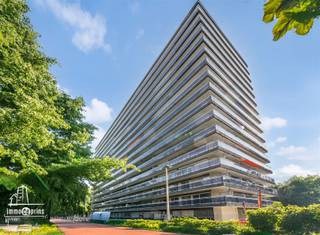 <span><p><span>INDELING:</span></p><p><span>- Inkomhal met grote vestiairekasten, voorzien van parketvloeren</span></p><p><span>- Mooie living met schuifraam naar terras, voorzien van parketvloeren</span></p><p><span>- Recente keuken met kasten en toestellen (dampkap, oven, kookplaat, ijskast, afwasmachine)</span></p><p><span>- Ingerichte badkamer met ligbad met douchescherm en lavabo in wandmeubel</span></p><p><span>- 2 slaapkamers (5 x 3,30) + (4 x 2,30)</span></p><p><span>- Afz. wc</span></p><p><span>- Kelder</span></p><p><span>- Zonnig terras (12,35 x 1,50)</span></p><p><span> </span></p><p><span>Enkele voordelen:</span></p><p><span>- Heel energiezuinig</span></p><p><span>- Reeds vernieuwde parlofonie</span></p><p><span>- Ruime liften (12 en 8 personen)</span></p></span>