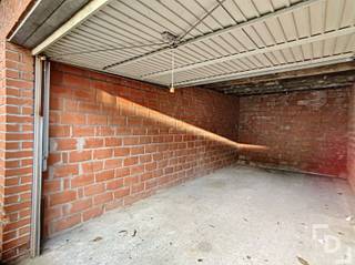 <p><span>Garage te huur vlakbij het station van Ieper!</span></p><p><span> </span></p><p><span>SPECIFICATIES</span></p><p><span>- Manuele poort</span></p><p><span>- Geen elektriciteit of water</span></p><p><span> </span></p><p><span>AFMETINGEN</span></p><p><span>Lengte</span><span>: 5,94m</span></p><p><span>Breedte</span><span>: 2,93 m (inrijbreedte: 2,25m)</span></p><p><span>Doorrijhoogte</span><span>: 1,82m</span></p>