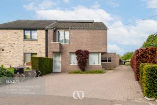 Ben jij op zoek naar een ruime woning waarbij je wonen en werken perfect kan combineren? Gevonden! Deze goed onderhouden eigendom in Gavere biedt ca. 244 m² bewoonbare oppervlakte op een ruim perceel van 899 m² en beschikt bovendien over een commerciële ruimte.<br /><br />De woning dateert uit 1986 en biedt dankzij de ruime oppervlakte heel wat mogelijkheden. Binnen vinden we een aangename leefruimte, een praktische indeling en drie ruime slaapkamers. De commerciële ruimte biedt dan weer de mogelijkheid om een zelfstandige activiteit uit te oefenen vanuit de woning, een kantoor of praktijkruimte in te richten of ze naar eigen wensen te benutten.<br /><br />Ook buiten is er voldoende ruimte. De ruime tuin biedt heel wat mogelijkheden om in alle rust te genieten, terwijl de garage, carport en extra parkeerplaats zorgen voor voldoende parkeergelegenheid.<br /><br />Dankzij de combinatie van een ruime woning, een commerciële ruimte, een perceel van 899 m² en de gunstige ligging in Gavere is dit een eigendom met heel wat mogelijkheden voor wie wonen en werken wil combineren.<br /><br />TROEVEN<br />Ruim perceel van 899 m²<br />Ca. 244 m² bewoonbare oppervlakte<br />3 ruime slaapkamers<br />Commerciële ruimte aanwezig<br />Garage, carport en extra parkeergelegenheid<br />Ruime tuin<br />Goed onderhouden woning<br />Mogelijkheid om wonen en werken te combineren<br /><br />Interesse? Contacteer Vastgoed Coorevits voor meer informatie of plan jouw bezoek.