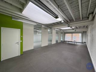 <p><span>Informatie handelspand</span></p><p><span>Deze ruime kantoorruimtes (180 m²) zijn ideaal voor diverse professionele activiteiten en bieden een comfortabele en functionele werkomgeving. Het pand beschikt over twee zeer ruime kantoorruimtes die zich perfect lenen voor administratief werk, teamwerking of creatieve activiteiten. Daarnaast is er een afzonderlijk vergaderlokaal aanwezig, ideaal voor meetings met klanten of intern overleg. Verder is het pand uitgerust met een aparte keuken, een douche en een toilet, wat het comfort voor dagelijks gebruik aanzienlijk verhoogt. Dankzij de praktische indeling kunnen de ruimtes flexibel ingericht worden volgens de noden van uw onderneming. Een extra troef is de uitstekende ligging aan de IJzerlaan in Antwerpen, een belangrijke verkeersas die de noordelijke en oostelijke stadsdelen met elkaar verbindt. Dankzij de vlotte aansluiting op de Antwerpse Ring, de Leien en de Noorderlaan, evenals de nabijheid van openbaar vervoer, geniet dit pand van een zeer goede bereikbaarheid. Op wandelafstand, op slechts twee straten van het pand, is bovendien gratis parkeergelegenheid beschikbaar.</span></p><p><span> </span></p><p><span>Indeling</span></p><ul><li><span>Opdeling van 2 grote kantoorruimten</span></li><li><span>Aparte keuken voorzien.</span></li><li><span>Afzonderlijke vergaderzaal.</span></li><li><span>Sanitair alsook een douche aanwezig.</span></li><li><span>Extra opbergruimte.</span></li></ul><p><span> </span></p><p><span>Extra's</span></p><ul><li><span>Aangename terrasjes vooraan het gebouw.</span></li></ul><p><span> </span></p><p><span>Huurinformatie</span></p><ul><li><span>Huurprijs: basishuur van 1.500 EUR/maand.</span></li><li><span>Beschikbaar: onmiddellijk.</span></li></ul><ul><li><span>Kadastraal inkomen ten laste van de huurder: 1.194,67 EUR/jaar.</span></li><li><span>Provisie van 200 EUR/maand voor verbruik.</span></li><li><span>Waarborg: 6 maanden.</span></li><li><span>Plaatsbeschrijving: 330 EUR excl. btw per partij.</span></li><li><span>Commissie ten laste van de huurder: 15% jaarhuur excl. btw, eenmalig te betalen bij intrede.</span></li></ul><p><span> </span></p><p><span>Gebouw</span></p><ul><li><span>Voorzien van een elektrische poort voor vlotte toegang.</span></li><li><span>Aangename terrasjes vooraan het gebouw, wat zorgt voor extra comfort en buitenruimte bij de kantoren. </span></li></ul><p><span> </span></p><p><span>Ligging</span></p><ul><li><span>Gelegen aan de IJzerlaan, met een uitstekende verbinding tussen de noordelijke en oostelijke stadsdelen van Antwerpen.</span></li><li><span>Vlotte bereikbaarheid via de Antwerpse Ring, de Leien en de Noorderlaan.</span></li><li><span>Gratis parkeer mogelijkheid op wandelafstand, op slechts twee straten van het pand. </span></li></ul><p><span> </span></p><p><span>*De informatie in deze prospect is ter informatieve titel: de kandidaat-huurders moeten hun eigen zaak maken van het verkrijgen, controleren en interpreteren van deze informatie.</span></p><p><span> </span></p>