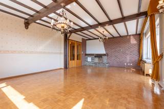 Immo Pické biedt U dit gunstig gelegen appartement aan gelegen in de onmiddellijke omgeving van scholen, winkels, openbaar vervoer en de...