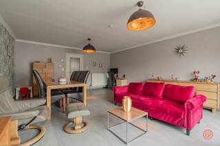 Vandaag nemen we je mee naar de rustige gemeente Bornem. De gemeente staat bekend voor zijn wondermooie fietsroutes doorheen de natuur en natuurlijk de alombekende dodentocht. Scholen, recreatiecentra en openbaar vervoer bevinden zich in een straal van 1km. Verder bevinden zich ook winkels en lokale restaurants op wandelafstand.<br /><br />Dit vernieuwd duplex appartement bevindt zich op de eerste en tweede verdieping. Bij binnenkomst worden we verwelkomd door een inkomhal met de aanwezigheid van een gastentoilet. Wanneer we verder doorlopen, treffen we de ruime leefruimte die baadt in natuurlijk licht door de grote raampartijen.<br /><br />De keuken is volledig geïnstalleerd en beschikt over een praktische berging waar zich de aansluiting bevindt voor een wasmachine en waar je tal van zaken kan opbergen.<br /><br />Wanneer we de trap naar boven nemen, treffen we twee volwaarde slaapkamers alsook een badkamer voorzien van een inloopdouche, lavabo en toilet.<br /><br />Via de uitschuifbare trap kunnen we de zolderruimte terugvinden die momenteel dienst doet als opbergruimte.<br /><br />Het appartement beschikt over een aangenaam terras waar je kan genieten van een aperitiefje.<br /><br />Bovendien beschikt het appartement over een gunstig EPC-label B.<br /><br />Heb je interesse in dit vernieuwd duplex appartement?<br />Neem gerust contact op via roy@julimmo.be of 0498 62 74 71.