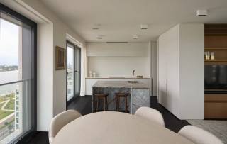 Wonen met de Schelde als dagelijks decor. Op de 12de verdieping van residentie Scheldehof op Nieuw Zuid ontdekt u dit instapklare appartement met twee slaapkamers, een hoogwaardige afwerking en een zonnig zuid/zuidwestelijk terras.<br /><br />Grote raampartijen brengen het licht en het frontale rivierzicht tot diep in de leefruimte. Het donkere visgraatparket, de strakke kastenwanden en de verfijnde materialen geven het interieur een warme, tijdloze uitstraling. De open luxekeuken is volledig uitgerust met toestellen en een stijlvol eiland: een aangename plek om te koken, bij te praten en van het uitzicht te genieten.<br /><br />Op het terras kijkt u uit over het water en komt u helemaal tot rust, hoog boven de stad.<br /><br />Het appartement beschikt over twee slaapkamers en een luxueus ingerichte badkamer met een XL-inloopdouche en een afzonderlijk ligbad. Verder zijn er één toilet, veel kastruimte en een praktische berging met bijkomende opbergkasten. Vloerverwarming en airconditioning zorgen voor comfort in elk seizoen.<br /><br />Twee parkeerplaatsen op niveau -1 en een kelderberging zijn inbegrepen in de vraagprijs.<br /><br />Vraagprijs: € 1.250.000, exclusief registratierechten en overige aankoopkosten.<br />• Aankoopprijs inclusief 12% registratierechten: € 1.400.000.<br />• Indien u aan alle voorwaarden voor het tarief van 2% voldoet: € 1.275.000 inclusief registratierechten.<br />Deze bedragen zijn exclusief notariskosten en overige aktekosten.<br /><br />Beschikbaar na het verlijden van de authentieke akte.<br /><br />Ontdek zelf het uitzicht en de afwerking van dit bijzondere appartement. Contacteer ons voor een bezoek.