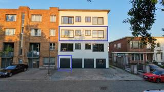 <p>Op een gunstige locatie in Wilrijk, op de grens met Edegem en op wandelafstand van Fort V, bevindt zich dit stijlvol en volledig gerenoveerd appartement. De combinatie van een hedendaagse afwerking, bijzonder veel natuurlijke lichtinval en energiezuinige technieken zorgt voor een comfortabel en aangenaam woongevoel.<br />Het appartement wordt gekenmerkt door hoge plafonds, grote raampartijen met driedubbele beglazing en een mooie visgraatvloer die als rode draad doorheen het interieur loopt. De warme notelaartinten in de keuken sluiten perfect aan bij de eigentijdse afwerking van het geheel.<br />Met EPC-label A, zonnepanelen, verwarming via warmtepomp, airco’s voor warmen en koelen, een privatieve berging én een afzonderlijke garagebox is dit appartement bovendien helemaal klaar voor comfortabel en energiezuinig wonen.</p>
<p><strong>2<sup>DE</sup> VERDIEPING</strong><br />Via de <strong>inkomhal</strong> betreedt u het appartement. De hal is afgewerkt met een stijlvolle visgraat vinylparket en geeft toegang tot het afzonderlijke gastentoilet, voorzien van een handenwasser.<br />De lichtrijke <strong>woonkamer</strong> vormt samen met de <strong>open keuken</strong> een aangename en open leefruimte. Dankzij de grote raampartijen en hoge plafonds geniet deze ruimte van bijzonder veel natuurlijke lichtinval.<br />De open keuken werd afgewerkt in een warme notelaarkleur en werd uitgerust met een inductiekookplaat, ingebouwde koelkast met diepvriesvak, vaatwasser, combi-oven en spoelbak.<br />Ook hier werd gekozen voor visgraat vinylparket, waardoor de leefruimte één mooi en samenhangend geheel vormt.<br />Vanuit de woonkamer is er toegang tot een praktische <strong>berging/wasplaats</strong>, met plaats voor een wasmachine en droogkast en extra opbergruimte dankzij de aanwezige wandrekken.<br />De <strong>badkamer</strong> is volledig betegeld en modern afgewerkt. Ze beschikt over een ruime inloopdouche, een handdoekradiator en een stijlvol badkamermeubel in Mortex. De verlichte spiegel zorgt voor een extra verfijnde uitstraling.<br />De ruime <strong>slaapkamer</strong><strong> </strong>eveneens op visgraat vinylparket biedt verrassend veel plaats. Ook hier zorgen de grote ramen, hoge plafonds en aanwezige gordijnen voor een aangename en sfeervolle ruimte.</p>
<p><strong>Inclusief privatieve kelderberging & garagebox.</strong></p>
<p><strong>BESCHIKBAARHEID<br /></strong>15 mei 2027</p>
<p><strong>BIJZONDERHEDEN<br /></strong>Lift, zonnepanelen, verwarming via warmtepomp, airco’s warmen & koelen, driedubbele beglazing, schrijnwerk in pvc, videofoon.</p>