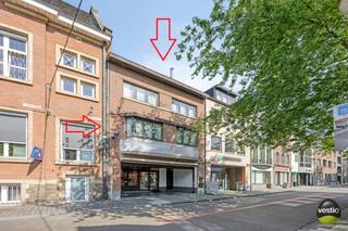 Handelshuis met duplexappartement in hartje Bilzen – Kloosterstraat 2.<br /><br />Deze karaktervolle handelswoning is gelegen op een toplocatie, vlakbij het kerkplein in het bruisende centrum van Bilzen. Het pand bevindt zich op een perceel van 3a 51ca en omvat een verhuurde handelsruimte op het gelijkvloers én een ruim duplexappartement.<br /><br />In 2000 werd het gebouw grondig gerenoveerd, met onder meer een nieuw dak, nieuwe ramen en een volledige binnenafwerking. De nutsvoorzieningen en verwarmingsinstallatie zijn volledig gescheiden voor het handelsgedeelte en de woning.<br /><br /><strong>Handelsruimte:</strong><br />Het handelsgelijkvloers van 160 m² is momenteel ingericht als een stijlvolle delicatessenzaak. De ruimte beschikt over een royale etalage, een ruime handelsruimte, een ingerichte keuken en aparte sanitaire voorzieningen voor dames en heren. De verhoogde en zeer lichtrijke achterzijde van het pand biedt toegang tot een gezellig en uitnodigend tuinterras. De maandelijkse huur bedraagt 1585€/maand.<br /><br /><strong>Duplexappartement:</strong><br />Via het overdekte inkomportaal bereik je het ruime duplexappartement van 158 m².<br />Op het gelijkvloers bevindt zich een aparte inkomhal met een technische ruimte en de CV-installatie. De trap leidt naar de eerste verdieping, waar een inkomhal met gastentoilet en vestiaire toegang geeft tot een lichte leefruimte en een volledig uitgeruste leefkeuken. Grote raampartijen zorgen voor een overvloed aan natuurlijk licht en bieden toegang tot een aangenaam en ruim dakterras.<br />De bovenverdieping beschikt over een nachthal, een praktische wasruimte, twee slaapkamers met uitzicht op de straat, een apart toilet en een comfortabele badkamer met dubbele wastafel, ligbad en douche. Daarnaast is er nog een ruime bergzolder, bereikbaar via de trappenhal, met tal van mogelijkheden.<br /><br /><strong>Belangrijkste troeven zijn:</strong><br />- Gelegen op een uitstekende locatie in het centrum van Bilzen, vlakbij het kerkplein<br />- Combinatie van verhuurde handelsruimte en ruim duplexappartement<br />- Gescheiden nutsvoorzieningen en verwarmingsinstallaties<br />- Twee terrassen: een zonnig dakterras en een sfeervol tuinterras<br />- Karaktervolle gevel en instapklare staat<br />- Ruime zolderverdieping met uitbreidingspotentieel<br />- Asbestveilig<br /><br />Interesse in dit veelzijdige pand?<br />Contacteer ons op 0473 79 29 30 of mail naar luc@vestio.com<br /><br />