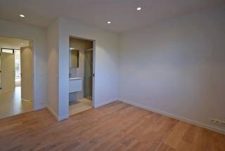 Appartement op gelijkvloers bevattende :<br /><br />inkomhal, toilet, woonkamer met aansluitend een west-georiënteerd terras + een oost gelegen terras aan slaapkamers (totaal 38,20m²), open modern en volledig uitgeruste keuken, wasplaats/berging, 2 slaapkamers met en suite badkamer met ligbad of inloopdouche en dubbel lavabomeubel en een afzonderlijke douchekamer. <br /><br />Dit gelijkvloersappartement heeft het genotsrecht over een stuk tuin palend aan het appartement.<br />Kelderberging is inbegrepen in de prijs.<br /><br />Ondergrondse privatief afgesloten ruime garages worden afzonderlijk aangekocht.<br /><br />Het appartement werd instapklaar geschilderd en is voorzien van verlichtingsarmaturen.