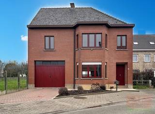 In het glooiende natuurlandschap van Aaigem, een paradijs voor liefhebbers van wandelen of fietsen, vinden we deze vrijstaande gezinswoning...