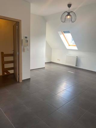 Deze aangename duplex met 2 slaapkamers is ideaal gelegen en biedt een mooie combinatie van comfort, ruimte en energiezuinig wonen.<br />De woning beschikt over een praktische indeling met een gezellige leefruimte, keuken, twee slaapkamers en een balkon waar u heerlijk van de buitenlucht kunt genieten. Daarnaast is er een handige wasplaats/berging aanwezig voor extra opbergruimte.<br />Dankzij de aanwezige zonnepanelen en het EPC-label B is dit een energiezuinige woning met aandacht voor een lagere energiekost.<br />Ook qua ligging heeft deze duplex heel wat te bieden. Openbaar vervoer bevindt zich vlakbij, waardoor u zich vlot kunt verplaatsen zonder steeds de wagen nodig te hebben. Voor extra opslag beschikt de woning bovendien over een kelder.<br /><br />De troeven op een rijtje<br />Duplex appartement<br />2 slaapkamers<br />Balkon<br />Zonnepanelen<br />EPC-label B<br />Praktische wasplaats/berging<br />Extra kelderberging<br />Openbaar vervoer vlakbij<br />Comfortabel en energiezuinig wonen<br /><br />Een ideale woning voor wie op zoek is naar een praktisch, energiezuinig appartement met buitenruimte en een goede bereikbaarheid.<br /><br />Interesse? Contacteer ons voor meer informatie of plan vandaag nog een bezoek.