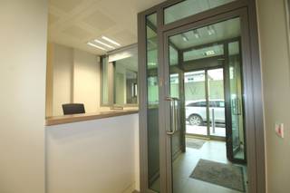 <br />Deze ruime handelsruimte is ideaal gelegen in <strong>Tiegem</strong> en biedt een totaaloppervlakte van <strong>170m²</strong>. De balie met automatische dubbele glazen deur leidt naar een open ruimte die naar eigen wens kan worden ingericht. Er zijn archiefkasten aanwezig voor een georganiseerde werkomgeving.<br />Daarnaast zijn er twee afgesloten ruimtes met glazen wanden die dienst kunnen doen als kantoor of vergaderruimte. Sanitaire voorzieningen en extra bergruimte zijn aanwezig om aan alle behoeften te voldoen.<br />De ruime kelder, uitgerust met een goederenlift, biedt extra opslagmogelijkheden. Een volledig uitgeruste keuken maakt het gemakkelijk om maaltijden te bereiden, en het gezellige zonnige terras is perfect voor ontspanning. CV op aardgas. <strong>Onmiddelijk beschikbaar</strong><br /><br /><u><strong>5 keer wauw!</strong></u><br />Uitstekende ligging<br />Compleet pakket<br />Instapklaar<br />Veelzijdig gebruik<br />EPC; label B<br /><br />Voor meer info of een bezoek contacteer Realimmo via info@real-immo.be<br /> 