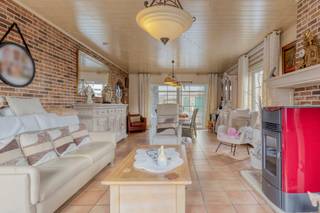 RUIME WONING OP CENTRALE LIGGING MET PERCEEL VAN 1.888 M²Bent u op zoek naar ruimte, potentieel én een centrale ligging? Dan is dit eigendom absoluut...