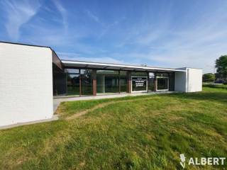 <p>Klassevolle handelsruimtes te huur in Loppem<br /><br />Op zoek naar een inspirerende werkplek in een professionele omgeving? Deze prachtige commerciële ruimtes van 350 m² in Loppem bevinden zich op een erkende erfgoedsite met een revolutionair design. Grote glaspartijen zorgen voor een overvloedig natuurlijke lichtinval en creëren een aangename werkomgeving. De site is volledig vrijstaand en beschikt over grote visibiliteit vanaf de gewestweg Brugge-Zedelgem-Torhout. Het handelspand werd recentelijk volledig gerenoveerd door binnenhuisarchitect Vincent Van Laere.<br />Deze unieke site is gelegen in een oase van rust met mooie graspartijen en talrijk groen in de omgeving.<br /><br />Naast de handelsruimtes van 350m², op heden ingericht als stijlvolle kantoren, geniet u van 50m² gedeelde faciliteiten, waaronder:<br /><br />- Een stijlvolle inkomhal met receptie<br />- Volledig uitgeruste keuken<br />- Sanitaire voorzieningen<br />- Praktische opslagruimte<br /><br />Deze gedeelde ruimtes worden gebruikt samen met de huurder van de linkervleugel, wat zorgt voor een efficiënte indeling en optimaal comfort.<br /><br />Troeven:<br />- zeer centraal gelegen tussen Brugge en Torhout<br />- goede aansluiting via Expressweg en oprittencomplex te Loppem<br />- 2 laadpalen (Eneco) voorzien op de ruime parking (60pl.)<br />- grote visibiliteit vanaf de gewestweg<br />- zeer groene omgeving<br />- tijdloos en moderne inrichting<br />- uitzonderlijke erfgoedsite<br /><br />Modaliteiten:<br />✔ 5 parkeerplaatsen inbegrepen<br />✔ Mogelijkheid tot uitbreiding parkeerplaatsen<br />✔ in totaliteit 60 parkeerpl. voor handen<br />✔ onroerende voorheffing ten laste van de huurder<br />✔ gemeenschappelijke delen inbegrepen<br />✔ datum van beschikbaarheid is in onderling overleg<br /><br /><br />Wenst u meer inlichtingen of een uitgebreide rondleiding? Contacteer Dominique via dominique.baes@albert.immo of 0498/12.82.20</p>