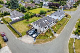 Wens jij ook dag in dag uit in een groene omgeving te wonen waar luxe, comfort en maximale energiezuinigheid centraal staan? En toch nabij scholen, lokale winkels, openbaar vervoer en een snelle verbinding richting Brussel en de E40?<br /><br />Dan is deze recent gerenoveerde bungalow in het residentiële Olmenpark geschikt voor jou en je gezin!<br /><br />De woning is als volgt ingedeeld:<br />Op het gelijkvloers brengt de inkomhal je naar de lichtrijke leefruimte. Hier valt direct het oog voor detail op, zoals de strakke verzonken deuren en de kwalitatieve Coretec vloeren die uiterst krasbestendig en huisdiervriendelijk zijn. De leefruimte sluit naadloos aan op de hoogwaardige leefkeuken van DSM Keukens, die volledig is ingebouwd en voorzien van luxe toestellen van het topmerk NEFF. Via de nachthal bereik je de comfortabele slaapkamers en een strak afgewerkte badkamer.<br /><br />Op energetisch en technologisch vlak is de woning volledig uitgerust volgens de strengste hedendaagse normen. Met een EPC label A ben je verzekerd van een uiterst lage energiefactuur. De woning is voorzien van vloerverwarming en beschikt daarnaast over slimme airco units voor zowel warme als koude lucht. Het aanwezige zonnepanelensysteem met thuisbatterij levert duurzame stroom, terwijl een regenwaterput van 10.000 liter zorgt voor een efficiënt watergebruik.<br /><br />Aan veiligheid en comfort is eveneens gedacht: een uitgebreid domoticasysteem regelt de technieken in huis, en het geïntegreerde alarmsysteem is pet proof uitgevoerd met aangepaste detectoren zodat je huisdieren zorgeloos en vrij kunnen rondbewegen. Alle ramen zijn uitgerust met duurzame Reynaers Aluminium profielen, wat zorgt voor een uitstekende isolatie en een strakke look.<br /><br />Gelegen in de rustige Waterhoflaan 37 in het Olmenpark te Lennik, combineert deze bungalow privacy met een uitstekende bereikbaarheid naar scholen, winkels, openbaar vervoer en de E40 richting Brussel. Een unieke combinatie van esthetiek, modern comfort en duurzaamheid op een absolute toplocatie in Lennik.<br /><br />EPC: A. Stedenbouwkundige inlichtingen: WGLK, VG, VV, GMO, GVKR. Overstromingsgevoeligheid: P-score: A, G-score: A.<br /><br />Niet twijfelen, contacteer Mathias Ehmann via 0478/70.96.49 of mathias.ehmann@weinvest.be.