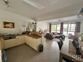 Opbrengsteigendom met een handelsgelijkvloers met 4 appartementen te koop. <br />Ben je op zoek naar een perfecte opportuniteit om te investeren. Dan is dit gebouw exact wat je nodig hebt. Dankzij zijn ideale ligging is dit de perfecte uitvalsbasis voor iedereen die graag dichtbij het stadscentrum wil wonen, maar toch een snelle verbinding heeft met de verbindingswegen. <br /><br />Indeling: het gebouw bestaande uit een handelsgelijkvloers en 4 appartementen. Er is een lift aanwezig.<br />Ieder appartement heeft ongeveer dezelfde indeling: inkomhal, ruime en lichtrijke leefruimte met open geïnstalleerde keuken, aparte wc met handwasser, berging met aansluiting voor het wasmachine en droogkast, badkamer met ligbad en dubbel lavabomeubel, 1 slaapkamer met toegang tot het terras (avonzonnetje).<br /><br />- GLVL: 91m², EPC B<br />- 1ste: 81m², EPC B<br />- 2de: 84 m², EPC B<br />- 3de: 84m², EPC B<br />- 4de: 85m², EPC C<br /><br />Concreet: gebouw met handelsgelijksvloer met 4 appartementen. Bovenste appartement (4de verdieping) is een dakappartement.<br />Jaarlijks huuropbrengst: €47.500 + gemeenschappelijke kosten. Deze komen er nog bovenop)<br />Alles is verhuurd aan zeer degelijke huurders.<br />Lift aanwezig.<br /><br />Interesse? Contacteer ons via info@immosir.be of via 015/65.50.05