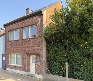 Vlakbij het centrum van Gijzegem, in een rustige, doodlopende straat, bevindt zich deze ruime en aangename woning. Op het gelijkvloers vinden we...