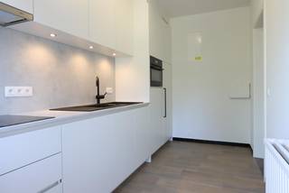 Vernieuwd appartement met garage in het centrum met zicht op het Gelmelenhof.  Inkomhal met toilet, woonkamer in L-vorm aan ingerichte keuken aan balkon, badkamer (lavabo in meubel en inloopdouche), 2 slaapkamers met toegang naar terras.  Achterliggende garage en privatieve kelderberging inbegrepen.  Gemeenschappelijke kosten: 65 Euro forfaitair.  