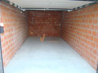 Ruime garagebox in 't centrum van Schoten. - 7x3 meter met voorziening van water en elektriciteit.- Automatische poort met afstandsbediening.-...