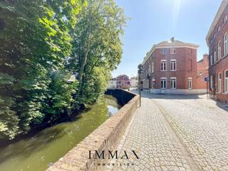 Appartement lumineux avec superbe vue sur les canaux, idéalement situé près de 't Zand<br /><br />Ce charmant appartement combine parfaitement une situation centrale et un cadre de vie calme. Situé à quelques pas de 't Zand, vous bénéficiez des avantages du centre-ville tout en profitant d'un environnement paisible. L'un des grands atouts de cet appartement est la magnifique vue sur les canaux, apportant un confort supplémentaire.<br /><br />L'appartement se compose de la manière suivante : Hall d'entrée - buanderie - séjour lumineux - cuisine séparée - toilette invités - 1 grande chambre - salle de bain avec douche<br />Loyer : € 595 par mois, charges incluses (hors eau, gaz et électricité)<br /><br />Pour plus d'informations ou pour organiser une visite sans engagement, contactez Immax Brugge au 050 62 44 14 ou par e-mail à brugge@immax.be.
