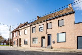 Op zoek naar jouw eerste woning of een interessante investering? Dan is deze instapklare woning precies wat je zoekt.<br /><br />Deze verzorgde rijwoning beschikt over 3 slaapkamers, een zuidwest georiënteerde tuin, aparte garage en zonnepanelen. Bovendien is de woning doorheen de jaren goed onderhouden en gelegen in een rustige, kindvriendelijke straat.<br /><br />Troeven:<br />Zonnepanelen<br />Zuidwest georiënteerde tuin<br />Ruime garage bij aan te kopen aan 25.000 euro<br />3 slaapkamers<br />PVC rolluiken<br />Vrij vanaf november 2026<br /><br />Interesse? plan dan nu een bezoek!