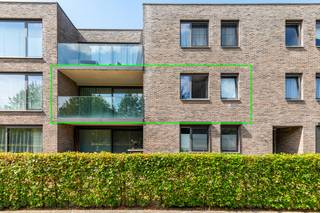 Rustig wonen in het groen, met alle voorzieningen vlakbij? Dit instapklare appartement aan Wervehof 7B in Wijnegem ligt in een aangename, autoluwe omgeving, nabij de dorpskern, winkels, het park en het openbaar vervoer richting Antwerpen.<br /><br />Het appartement bevindt zich op de eerste verdieping en is bereikbaar met de lift. Via de inkomhal komt u in de lichtrijke leefruimte. De parketvloer zorgt voor een warme uitstraling en de grote raampartijen bieden een mooi uitzicht op de groene omgeving. Aansluitend ligt het oostgerichte terras van 10 m.<br /><br />De open keuken is uitgerust met een keramische kookplaat, dampkap, combioven, vaatwasser en koelkast. Daarnaast bevindt zich een praktische wasruimte/berging met aansluitingen voor wasmachine en droogkast, een individuele cv-ketel van Vaillant en ventilatiesysteem type D.<br /><br />De nachthal leidt naar twee slaapkamers met parket (16 en 10 m²). De badkamer beschikt over een ligbad, douche, dubbel lavabomeubel en handdoekradiator. Er is ook een apart gastentoilet met handenwasser aanwezig.<br /><br />Op de -1 vindt u de private kelderberging samen met de dubbele autostaanplaats.<br />De dubbele staanplaats is verplicht mee aan te kopen aan €30.000,-<br /><br />Pluspunten:
<ul>
	<li><span>Rustige en groene, autoluwe omgeving</span></li>
	<li>Ruim terras</li>
	<li>Praktische was- en technische ruimte</li>
	<li><span>Lift en private kelderberging</span></li>
	<li><span>Individuele verwarming en ventilatiesysteem type D</span></li>
	<li><span>Conforme elektrische installatie</span></li>
	<li>Recent bouwjaar</li>
	<li>Autostaanplaats verplicht mee aan te kopen (+ € 30.000)</li>
</ul>
Interesse in dit instapklaar appartement? Contacteer ons via 03 337 50 70 of info@vbvastgoed.be voor meer informatie of een bezoek ter plaatse.