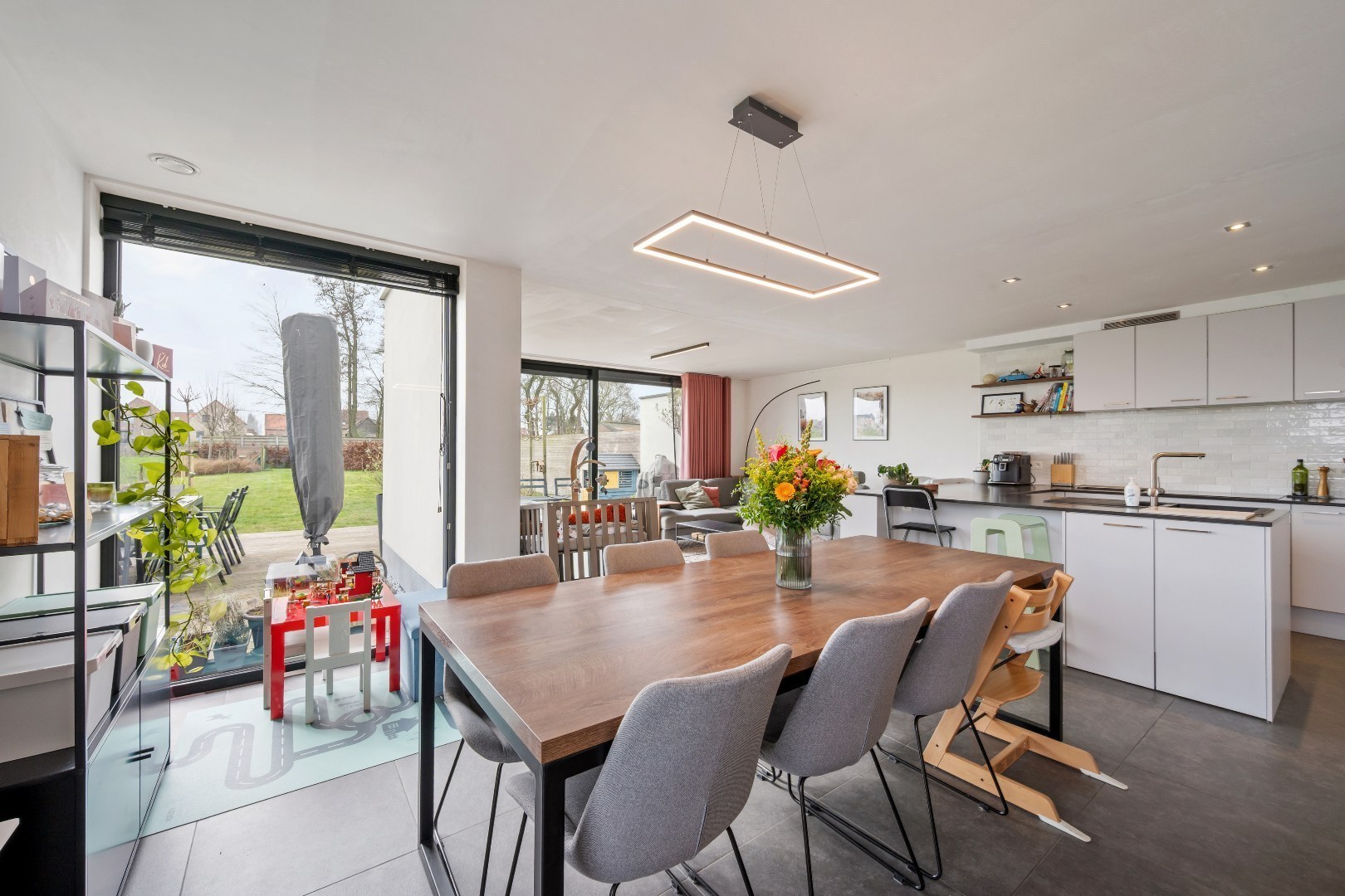 Recente en energiezuinige woning met 3 slaapkamers, ruime garage en tuin. - foto 2