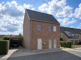 <p>Recente vrijstaande woning, rustig gelegen in een doodlopende straat en toch nabij winkels, het station en diverse diensten. De woning beschikt op het gelijkvloers over een inkomhal met gastentoilet, een lichtrijke leefruimte met gezellige zit- en eethoek en een volledig geïnstalleerde open keuken met aansluitende praktische was- en bergruimte. Via de schuiframen is er rechtstreeks toegang tot het zuidgerichte terras en de aangename tuin. <br />Op de eerste verdieping bevinden zich drie slaapkamers, waaronder twee ruime slaapkamers en een derde kamer die perfect kan worden ingericht als kinderkamer, bureau of dressing. Daarnaast is er een ruime badkamer voorzien van een ligbad, douche, dubbele lavabo en toilet. Via de vaste trap in de kinderkamer bereikt u de ruime zolderverdieping, die nog volledig naar eigen wens kan worden ingericht en tal van mogelijkheden biedt als extra slaapkamer of hobbyruimte.</p>
<p>Extra troeven:</p>
<ul>
<li>Instapklaar</li>
<li>Energiezuinig (EPC -B)</li>
<li>Conforme keuring elektriciteit</li>
<li>Alle ramen uitgerust met elektrische rolluiken</li>
<li>Domotica aanwezig</li>
<li>Regenwaterput van 7.500 L</li>
<li>Doodlopende straat</li>
<li>Private oprit met carport en parkeerplaats voor 2 wagensInstapklaar</li>
</ul>
Deze woning is te koop ZONDER makelaar via het concept van Smart Houses! Wenst u verdere inlichtingen of een bezoek? Contacteer rechtstreeks de eigenaar (Bij voorkeur telefonisch na 18u of via Whatsapp) via +32474763676
