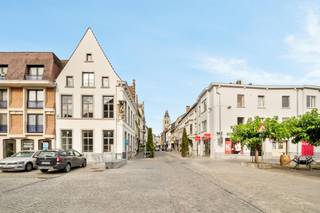 TOPgelegen, pal in het centrum: prachtige charmante herenwoning bestaande uit een handelsgelijkvloers (winkel/kantoor met visbiliteit) met op het 1ste verdiep een extra woonst, en op de 2de verdieping een verhuurd dakappartement. Handige kelder, en extra parking ondergronds. <br /><br />Goedgelegen in de winkelstraat, voorliggende parking. <br />Ideaal voor zelfstandige/winkel/kantoorruimte. <br /><br /><span>Meer info of plan je bezoek: wim@immobeguin.be</span><br /><span>Te koop via Immo Beguin, uw vastgoedexpert sinds 2009, met kantoren in Ronse, Waregem, Kortrijk, Deinze, Doornik en Lessen.</span>