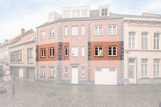 Dit gezellige appartement bevindt zich op het eerste verdiep van een rustige, kleinschalige residentie en biedt een ideale woonplek in het hart van Eeklo.<br /><br /><strong>Ligging: </strong><br /><br />Het appartement bevindt zich op wandelafstand van de markt van Eeklo, waar U tal van handels- en horecazaken kunt vinden. Of U nu te voet of met de fiets onderweg bent, alles ligt binnen handbereik.<br /><br /><strong>Indeling van het appartement: </strong><br /><br />Het appartement heeft een praktische indeling met een ruime living die uitkijkt op de eetkamer en een open keuken. Aangrenzend is er een ruime berging, ideaal voor extra opbergruimte. Verder beschikt het appartement over twee slaapkamers, een gastentoilet en een moderne badkamer, waardoor het perfect is voor een klein gezin of een stel.<br /><br />Geniet van de ochtendzon op het oostelijk georiënteerde terras, een rustige plek om te ontspannen. De private fietsenberging zorgt voor extra comfort en bergruimte. <br /><br />