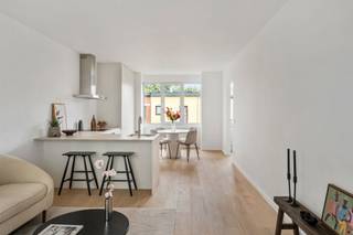 <p><span>Ontdek dit hoogwaardig gerenoveerde appartement in de gegeerde Unitas-tuinwijk, vlak bij het groene Boekenbergpark. Hier woont u in een rustige, residentiële omgeving waar het beste van twee werelden samenkomt: groen en stilte rondom u, terwijl winkels, openbaar vervoer en TC Ter Rivieren op wandelafstand liggen en het centrum van Antwerpen vlot bereikbaar blijft.</span></p><p><span>De aangename leefruimte verwelkomt u met de warme uitstraling van de volharde eikenparket en vormt samen met de open keuken het hart van het appartement. Het kookeiland sluit er naadloos op aan en creëert een gezellige plek voor een rustig ontbijt, een snelle koffie of een aangenaam samenzijn. Aan de straatzijde is bovendien een praktische werkplek voorzien, ideaal als thuiskantoor. </span></p><p><span>Vanuit de leefruimte stapt u zo het dakterras op, waar een groene, rustieke buitenruimte u uitnodigt om even te vertragen. Een heerlijke plek voor een rustig moment of een aperitief bij valavond.</span></p><p><span>Achteraan ligt de ruime slaapkamer, bewust weg van de straat en daardoor heerlijk rustig. Er is plaats voor een volwaardige dressingkast, terwijl de hedendaags afgewerkte badkamer comfort en kwaliteit combineert met keramische tegels, een ruime inloopdouche en een dubbel lavabomeubel.</span></p><p><span>Ook praktisch is dit appartement goed uitgerust: het gebouw beschikt over een gemeenschappelijke fietsenberging en het appartement heeft twee privatieve kelderbergingen.</span></p><p><span>Bijzonderheden</span></p><ul><li><span>Kwalitatief gerenoveerd</span></li><li><span>Gelegen in de geliefde Unitas-tuinwijk</span></li><li><span>Kleinschalige mede-eigendom</span></li><li><span>Lage gemeenschappelijke kosten</span></li><li><span>Nabij Boekenbergpark en TC Ter Rivieren</span></li><li><span>Vlotte verbinding met Stad Antwerpen</span></li></ul><p><span> </span></p><p><span>Bent u op zoek naar een instapklaar appartement waar comfort, karakter en groen samenkomen? Contacteer ons via <span>thomas.onzia@urbainvastgoed.be</span></span><span> of 03 501 97 16 voor meer informatie of een bezoek.</span></p><p><span> </span></p><p><span>Stedenbouwkundige inlichtingen en bodemattest in aanvraag.</span><span> </span></p><p><span> </span></p>