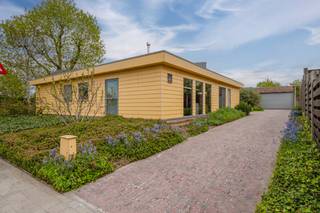 INDELING: - inkomhal met gastentoilet- ruime, lichtrijke leefruimte met aparte zithoek- ingerichte keuken voorzien van alle toestellen- 4 slaapkamers- vernieuwde badkamer (2016) die gemakkelijk kan ingedeeld worden tot 2 badkamers dmv een schuifdeur, uitgerust met 2 aparte lavabo's, een bubbelbad, een toilet en een ruime douche- praktische bergruimte - zonnige tuin met overdekt terras en tuinhuis- ruime garage met plaats voor een wagen en fietsenBijzonderheden: - gunstig EPC C &amp; conforme elektriciteit- aanwezigheid van 13 zonnepanelen- 13.000L regenwater- voldoende parkeergelegenheid (oprit en garage)- volledig gelijkvloers!- asbestveiligMeer info of interesse in een bezoek? Neem contact op met Sarah - 0493 25 46 80 - sarah.hanson@dewaele.comBestuursmaatregelen in het maatregelenregister: nee