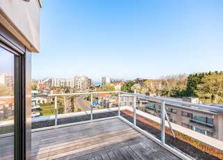 UITSTEKEND GELEGEN LICHTRIJKE PENTHOUSE MET 2 SLAAPKAMERS EN RONDOMROND RUIME ZONNETERRASSEN IN DE RECENTE RESIDENTIE PADDOCK I OP EEN BOOGSCHEUT VAN HET STRAND TE DE PANNE<br />Bestaande uit: inkomhal, lichtrijke en zonnige leefruimte met toegang tot het ruime zonneterras met een prachtig zicht op De Panne en voeling met de zee, afzonderlijke keuken voorzien van alle toestellen, berging met aansluiting wasmachine en droogkast, apart toilet, 2 slaapkamers waarvan 1 met badkamer met lavabo, douche en toilet, 2de badkamer met ligbad en dubbele lavabo. Het complex is gebouwd onder moderne tijdloze architectuur en heeft verder aangelegde tuinen. Gemeenschappelijke fietsenberging + vuilnislokaal in de residentie. Mogelijkheid tot aankoop van 2 ruime garages (-1). Bezichtigingen enkel op afspraak. Meer informatie vindt u op onze eigen website, www.immocattaert.be, onder de rubrieken "kenmerken en documenten".