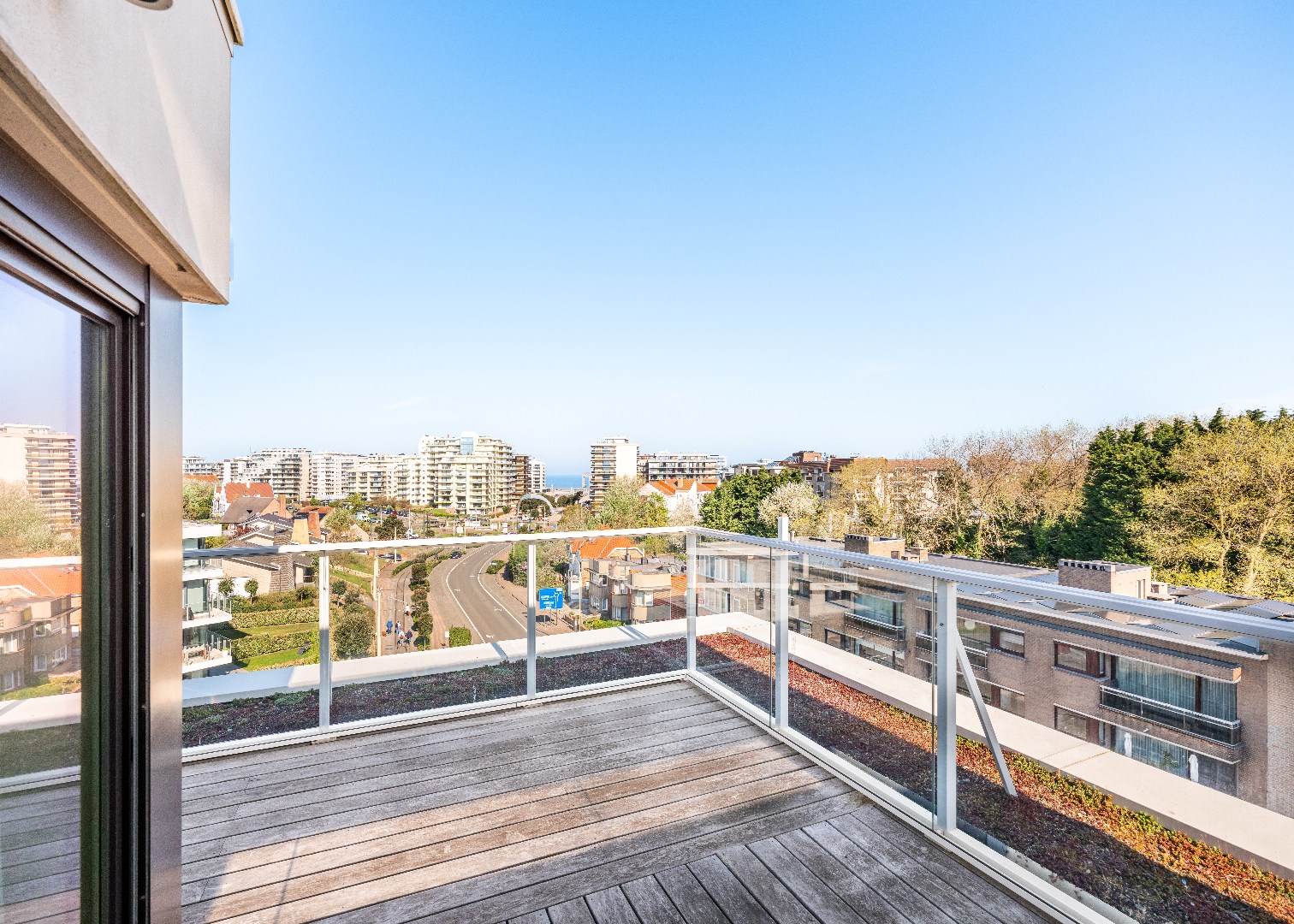UITSTEKEND GELEGEN LICHTRIJKE PENTHOUSE MET 2 SLAAPKAMERS EN RONDOMROND RUIME ZONNETERRASSEN IN DE RECENTE RESIDENTIE PADDOCK I OP EEN BOOGSCHEUT VAN HET STRAND - foto 2