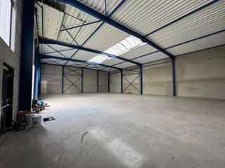 Opslagruimte te huur in Evergem vlakbij de R4 in het industriepark De Nest. Het magazijn van 480 m² beschikt over een vrije hoogte van 7 meter,...