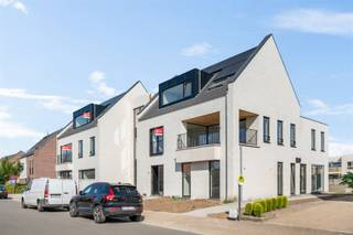 <p>Alle appartementen zullen voldoen aan de E10 BEN-norm door gebruik te maken van zonnepanelen, bodem-water warmtepomp, vloerverwarming, ventilatietype D en een doorgedreven isolatie. <br />Verplichte aankoop min. 1 autostaanplaats en kelderberging. Oplevering voorzien voor eind 2025 - begin 2026! <br />Indeling: inkomhal met gastentoilet, ruime woonkamer ca. 57m2 gedeeltelijk op parketvloer met open ingerichte keuken, praktische berging, drie slaapkamers (ca. 14,40/11,53/11,53m2), badkamer met lavabo en douche, ruim terras achteraan en gemeenschappelijke fietsenberging.<br />Extra's: <br />- centraal gelegen op wandelafstand van deelgemeente Vorst; <br />- oprit E313 op slechts 4min; <br />- lift aanwezig; <br />- oppervlakte appartement ca. 141m2; <br />- terras 18m2; <br />- ruime interne gemeenschappelijke fietsenberging; <br />- verkoop deels onder 12% registratierechten op grondaandeel en 6% (onder voorwaarden)/21% BTW op constructie; <br />- verkoop onder Wet Breyne.</p><p>3D afbeeldingen louter ter illustratie en niet bindend.</p><p>Info: 03/283 83 00 - noord@sinjoor.be</p>