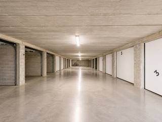 ruime nieuwbouwgarage<br />gelegen in het centrum van Diksmuide<br />hele vlotte bereikbaarheid<br />gelegen op niveau -1<br />in beton, met automatische sectionaalpoort<br /><br />afmetingen garage : 3 m breed op 6 m diep<br />afmetingen poort : 2,68 m breed op 2,04 m hoog