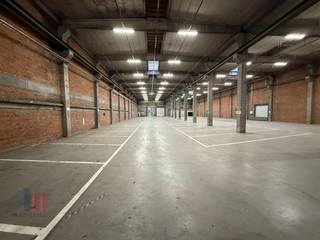 Fantastically located industrial building with a surface area of 6,543 m² for rent along and with visibility of the E17 in Sint-Niklaas, barely 2 km from exit 15 Sint-Niklaas centre. The warehouse with a clear height between 5 m (under beam) and 8 m is equipped with 1 loading dock, 1 sectional door, a polyconcrete floor and solar panels. Available from 01/05/2024. Possibility of short-term lease. The warehouse is part of a larger site with a very spacious outdoor area! Contact PANORAMA for additional information or a no-obligation site visit 09 225 09 09.