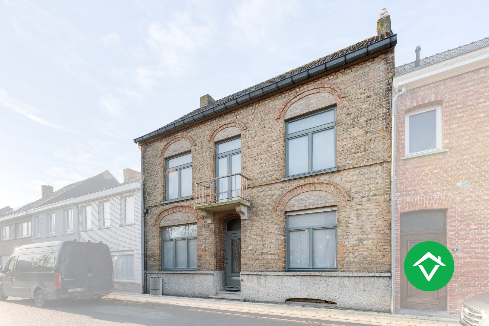 Ruim herenhuis met 4 slaapkamers en aparte garagebox in centrum Gistel - foto 1